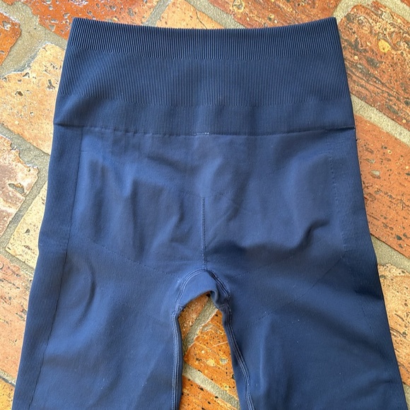 Lululemon Zone In Tight sz6 - Picture 12 of 13